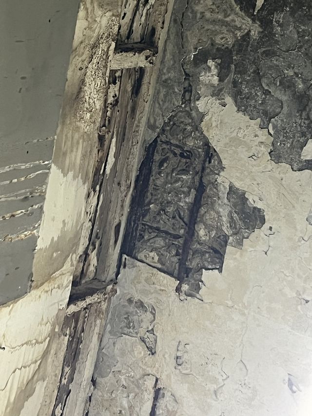 철근이 드러난 천장