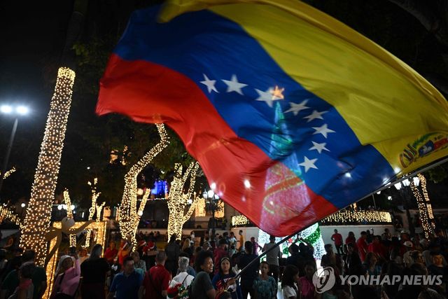 1일(현지시간) '조기 성탄 시즌' 시작한 베네수엘라에서 국기 흔드는 주민