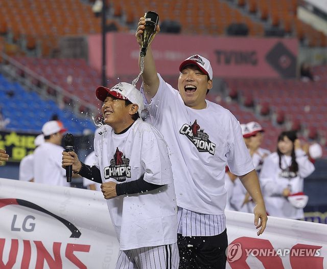 샴페인 맞는 LG 염경엽 감독