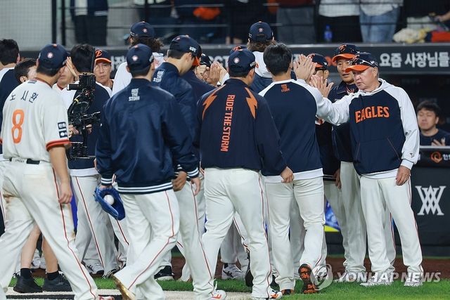 선수단과 하이파이브하는 김경문 감독