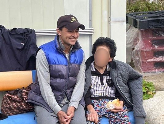 산속에서 실종된 할머니와 그를 구조한 카렐 뷔살(33) 씨