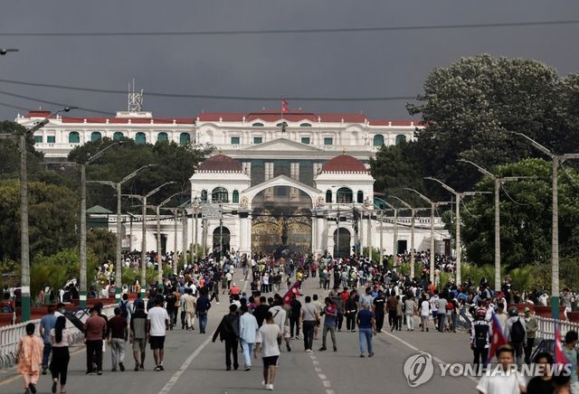 지난 9월 9일 네팔 카트만두 싱하 두르바르 행정단지 앞에 시위대가 모여 있다.[로이터=연합뉴스. 재판매 및 DB 금지]