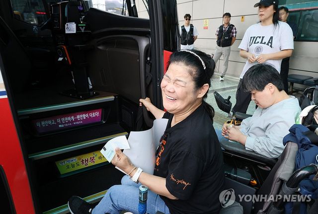 시외버스 탑승하려는 장애인