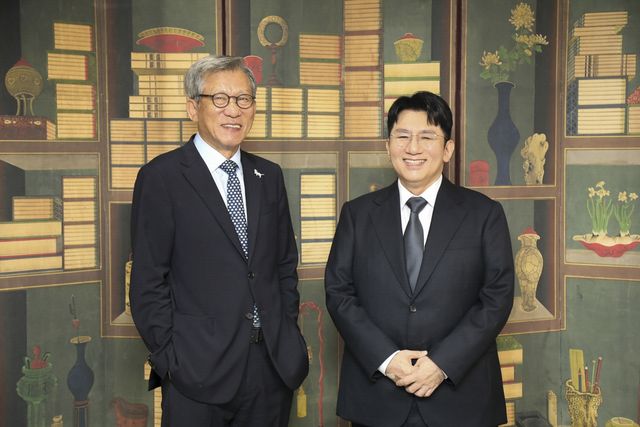 유홍준 관장과 방시혁 의장 