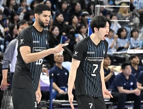 현대캐피탈의 레오(왼쪽)와 허수봉