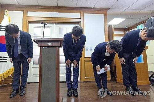 허리 숙인 한수원 사장 대행