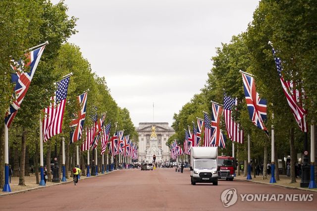 9월 18일 버킹엄궁 앞 더몰에 내걸린 미·영 국기