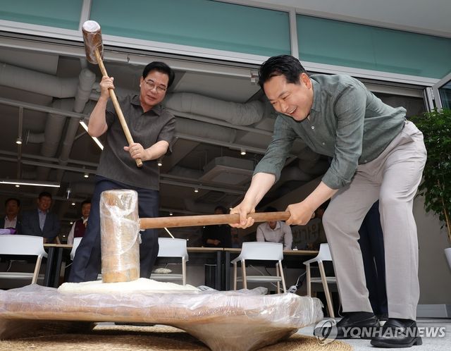 추석 맞이 송편 만들기 봉사하는 국민의힘