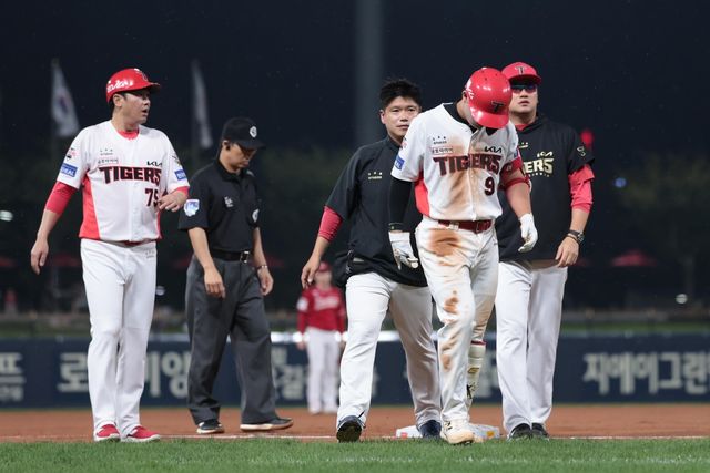 손가락 부상으로 교체되는 KIA의 윤도현(9번)