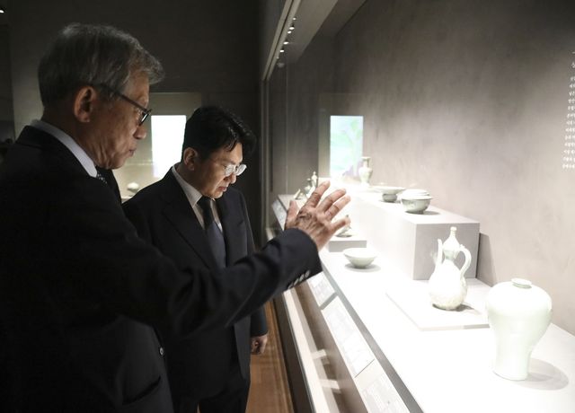 국립중앙박물관 전시 관람하는 방시혁 의장 (오른쪽) 