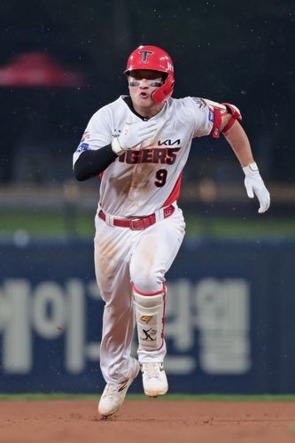 주루 플레이하는 KIA의 윤도현
