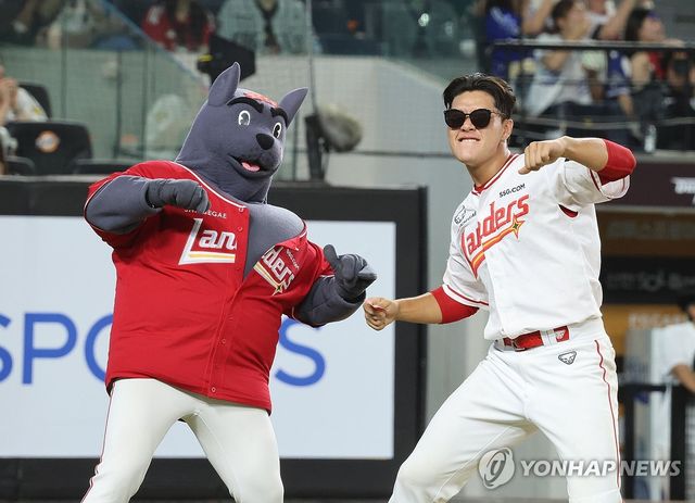 SSG 이율예(오른쪽)