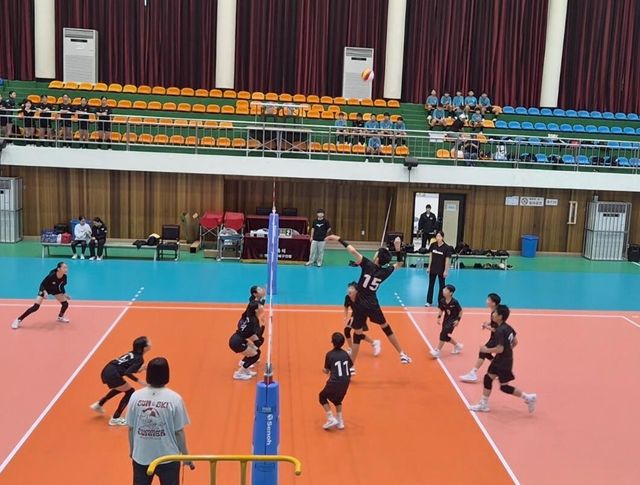 스파이크하는 용지훈(오른쪽 중앙 15번)