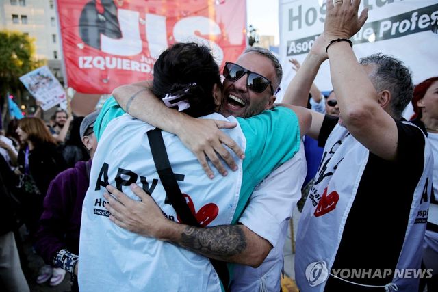 2일(현지시간) '대통령 거부권 무효화' 상원 결정에 환호하는 아르헨티나 주민