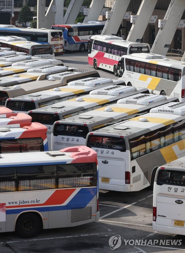 터미널에 가득 찬 고속버스