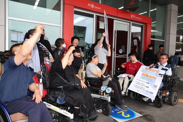 "장애인도 버스 타고 고향 가고 싶다"