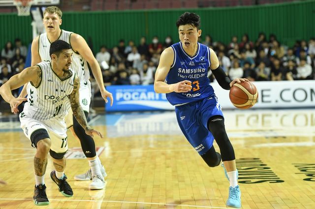 9월 28일 시범경기에서 이대성(오른쪽)의 모습