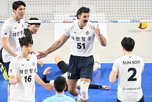 대한항공의 외국인 거포 카일 러셀(중앙)과 선수들