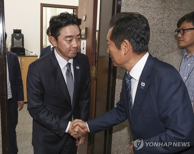 고위 당ㆍ정ㆍ대 회의 마치고 악수하는 정청래와 강훈식