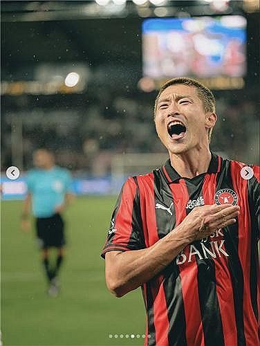 득점 후 포효하는 축구선수 조규성