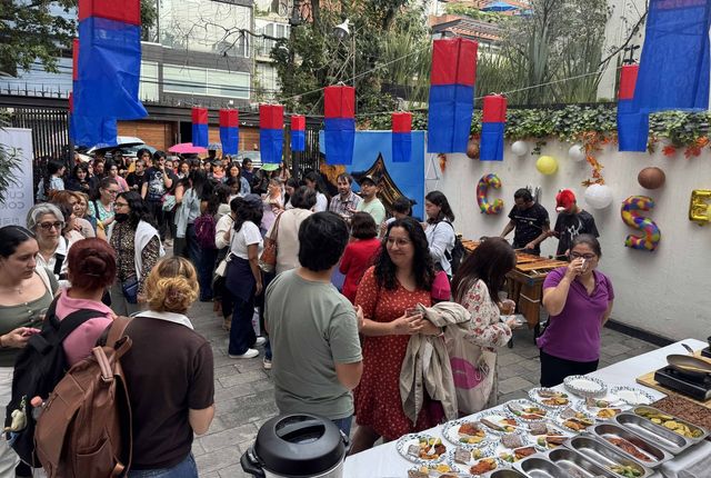 1일(현지시간) 한가위 한식 나눔 행사장을 찾은 멕시코 주민들