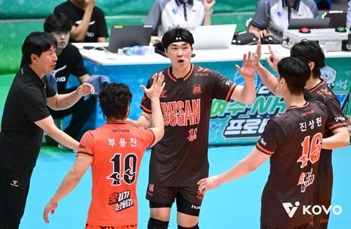 OK저축은행의 전광인(중앙)