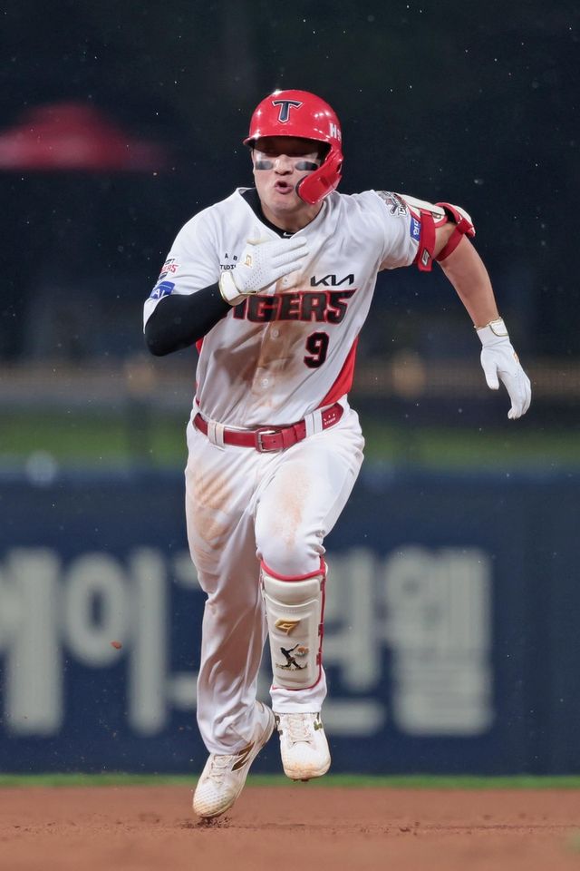 주루 플레이하는 KIA의 윤도현