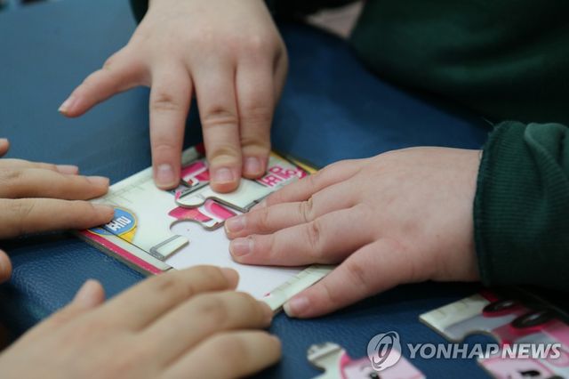 12세 여아가 재활치료를 받는 모습