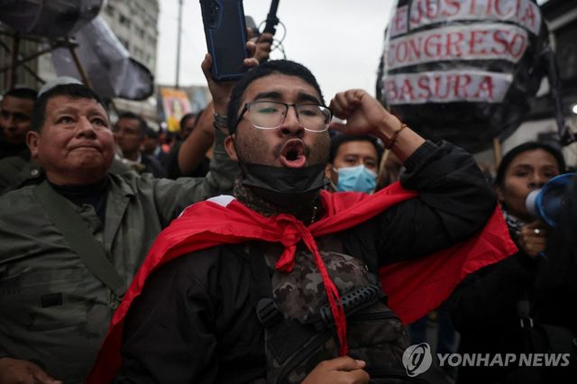 지난달 27일(현지시간) 정부 규탄 구호 외치는 페루 청년