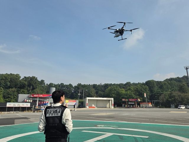 드론을 이용해 교통단속을 벌이는 모습