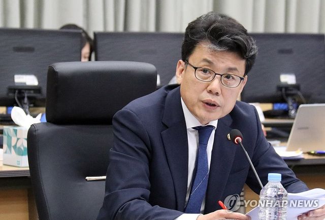 국감서 질의하는 진성준 의원