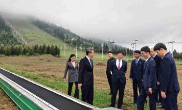 북한 삼지연의 스키 시설을 참관하는 왕야쥔 주북 중국대사 일행