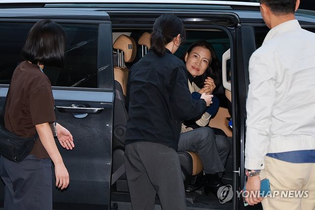 압송되는 이진숙 전 방통위원장