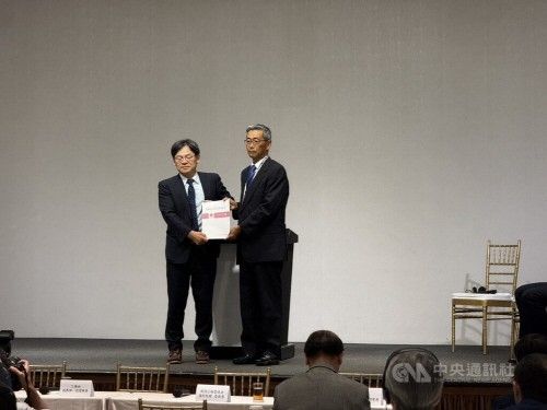 예쥔셴 대만NDC 주임위원(왼쪽), 소마신이치로 주타이베이 일본상공회의소 이사장