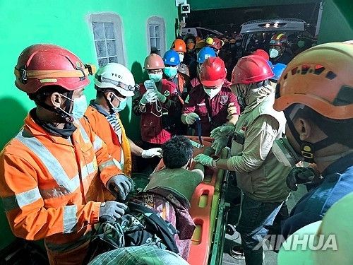 무너진 기숙학교 건물 잔해서 이틀 만에 구조된 생존자