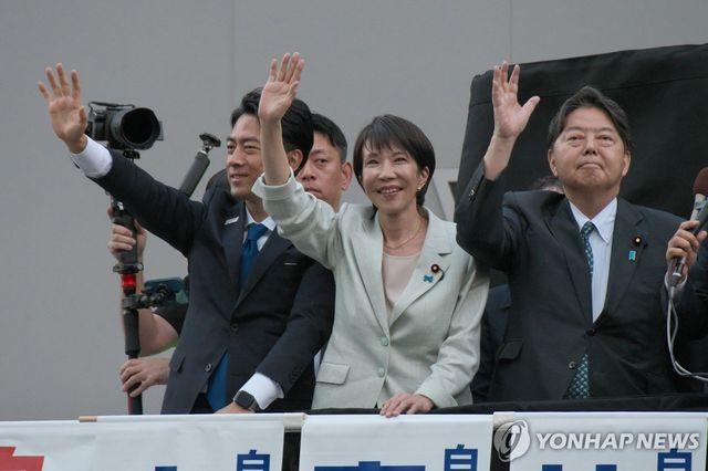 손 흔드는 고이즈미, 다카이치, 하야시(왼쪽부터) 의원