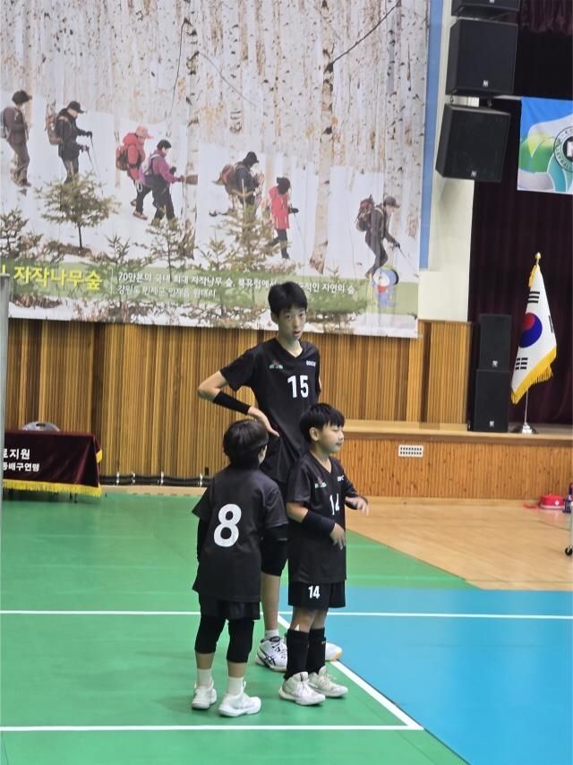 추계배 초등학교 배구대회에 출전한 용지훈(중앙 15번)
