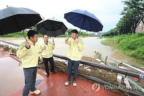 폭우 현장 살펴보는 우범기 전주시장(오른쪽)