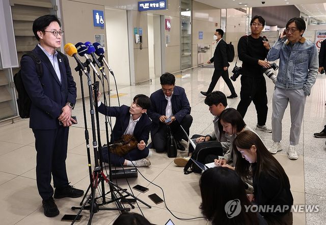 질문에 답하는 김정관 산업통상부 장관