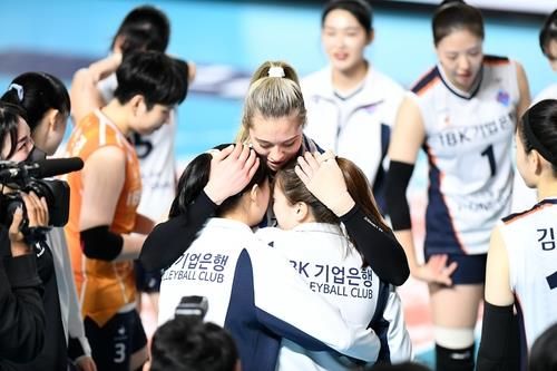 고별전을 마친 후 기업은행 선수들과 포옹하는 라셈(중앙)