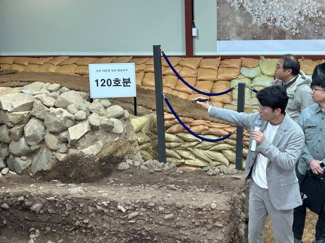 무덤 구조 설명하는 심현철 계명대 교수 