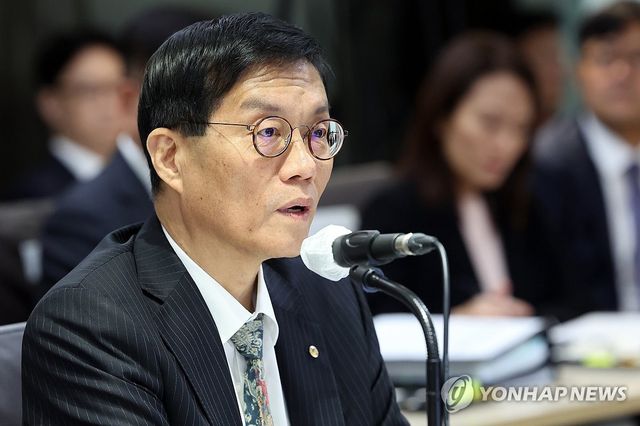 의원 질의에 답하는 이창용 한은 총재