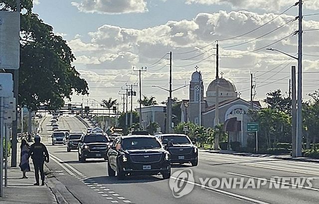 골프 클럽으로 향하는 트럼프 대통령 자동차