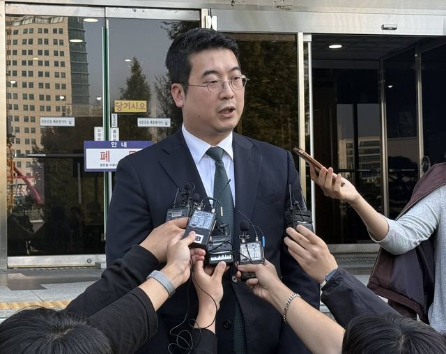 취재진 질문에 답하는 피해자 유족 측 김상남 변호사