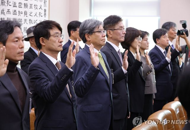 선서하는 김재호 춘천지방법원장