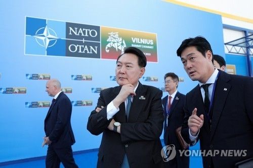 김승희 의전비서관과 대화하는 윤석열 대통령