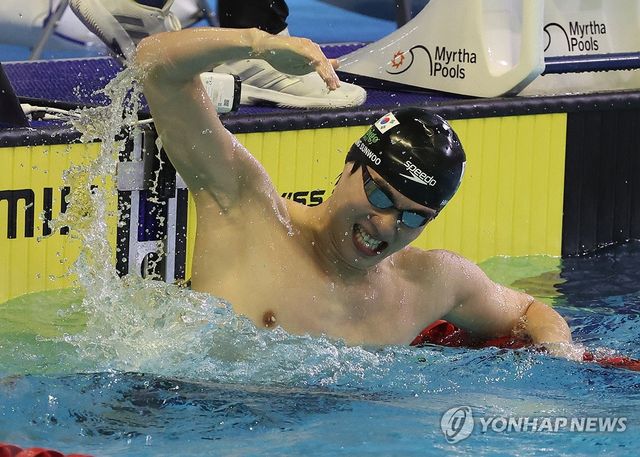 한국 신기록을 세우고 환호하는 황선우