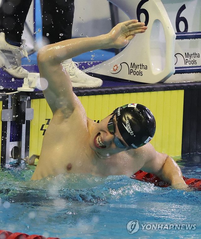 한국 신기록을 세우고 환호하는 황선우