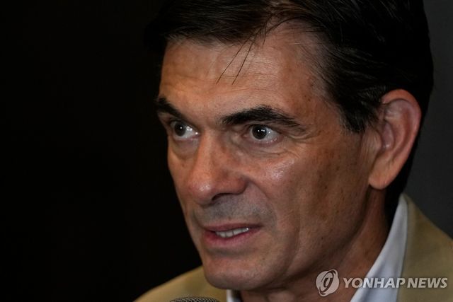 20일(현지시간) 기자회견하는 로드리고 파스 볼리비아 대통령 당선인