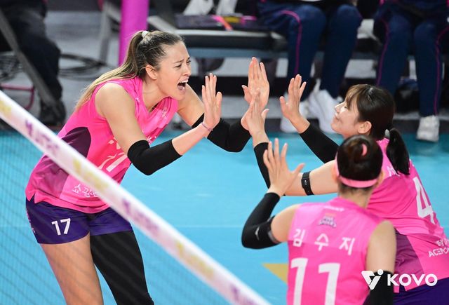 선수들과 하이 파이브 하는 흥국생명의 레베카(왼쪽)